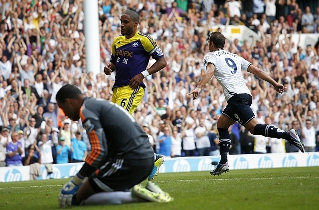 Roberto Soldado je tudi v drugem krogu z uspešno enajstmetrovko Tottenhamu prinesel minimalno zmago z 1:0. (foto: Reuters) 
