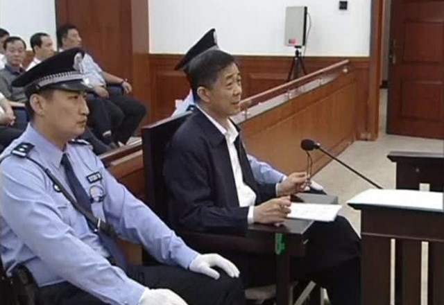 Bo Xilai danes na sodišču. 