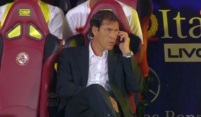 Rudi Garcia ni vedel, da je v Italiji med tekmo prepovedana uporaba prenosnih telefonov. (Foto: youtube) 