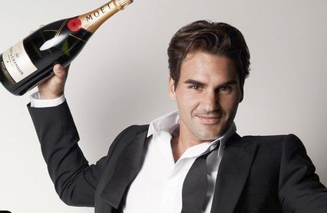 Roger Federer je bil v lanskem letu z 71,5 milijona dolarjev zaslužka daleč najbolje plačani posameznik v svetu tenisa, a je...