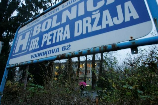 UKC Ljubljana: Zaradi selitve oddelka iz bolnice dr. Petra Držaja operacije niso odpadale, bolniki ne ležijo na hodnikih