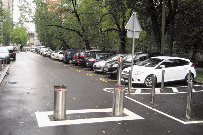 Parkirišče z oštevilčenimi parkirnimi mesti je močno razburilo prebivalce blokov Tabor 6, 7 in 8. Jezi jih, ker lahko na teh...