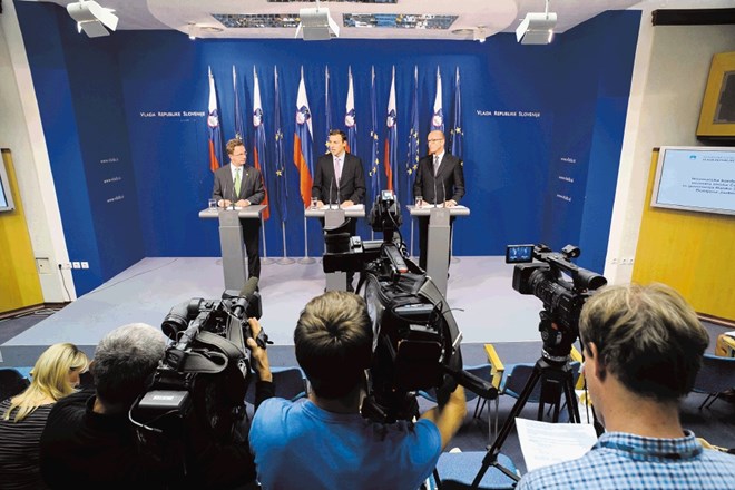 Odločitev o likvidaciji dveh slovenskih bank sta včeraj predstavila finančni minister Uroš Čufer (v sredini) in guverner...