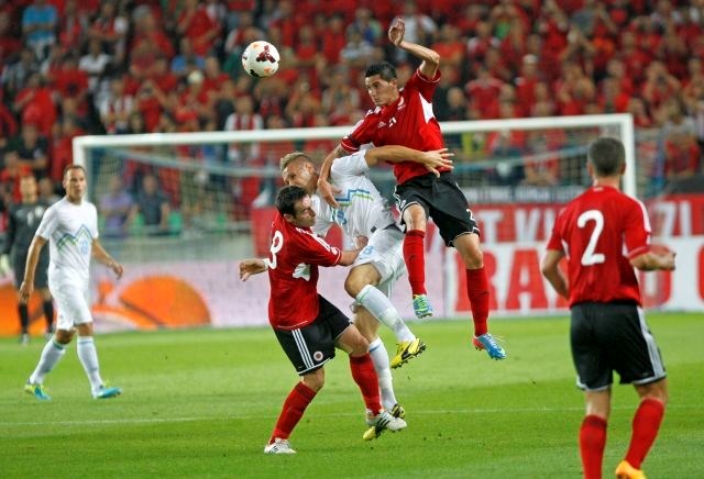 Na tribunah stadiona v Stožicah se je zbralo okoli pet tisoč navijačev Albanije, ki so ljubljanski stadion obarvali v rdečo...