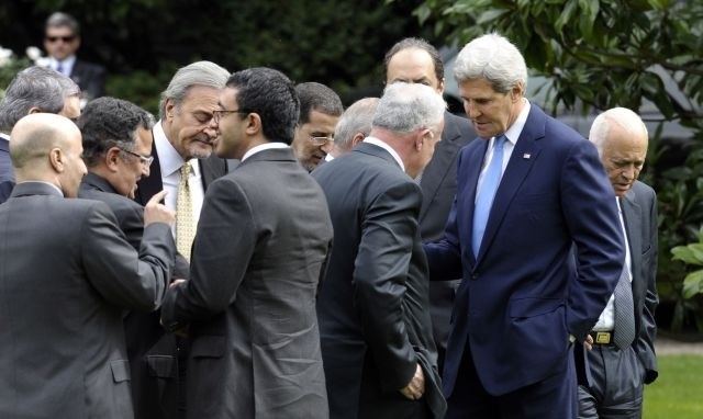 Kerry: Izraelci in Palestinci so odločeni nadaljevati pogajanja