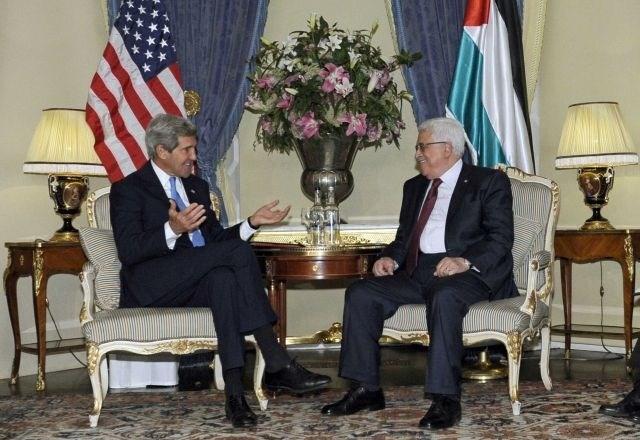 Ameriški državni sekretar John Kerry se je v nedeljo zvečer v Londonu sestal s palestinskim predsednikom Mahmudom Abasom. 