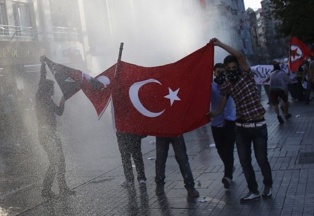 Novi protivladni protesti v Turčiji: v več mestih uporabili vodne topove in solzivec