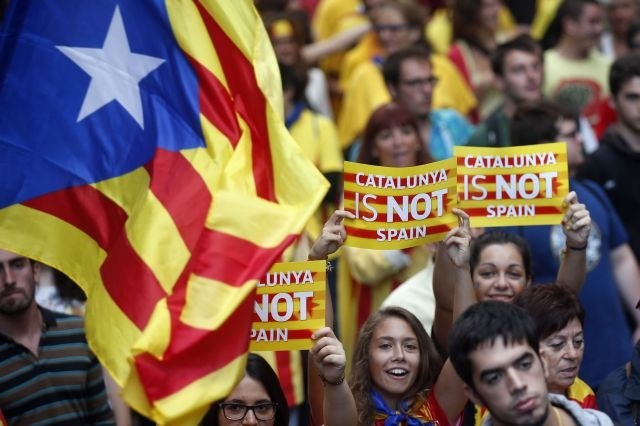 »Katalonija ni Španija,« sporočajo Katalonci, ki bi se od države radi odcepili. 