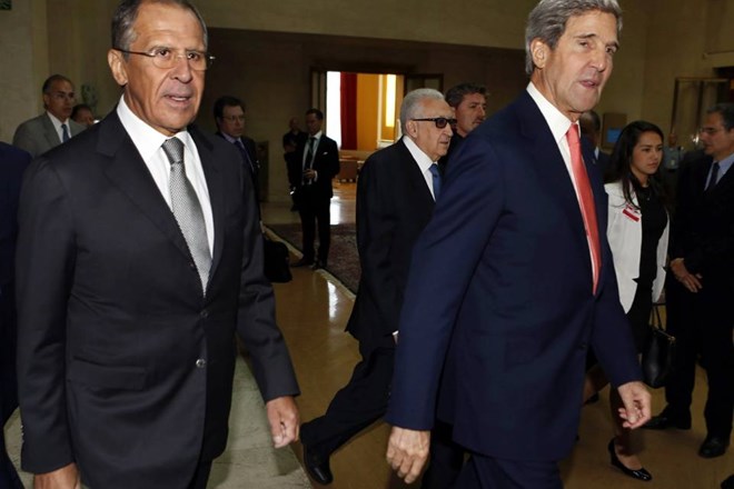 Ruski zunanji minister Sergej Lavrov (levo) in ameriški državni sekretar John Kerry poskušata v Ženevi najti izhod iz...