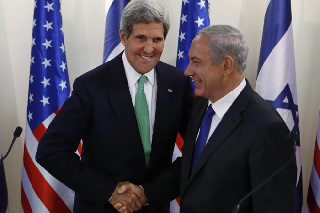 Ameriški zunanji minister John Kerry (levo) in izraelski premier Benjamin Netanjahu.    