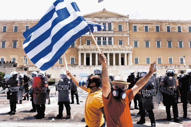 Množične demonstracije leta 2011 (na fotografiji) niso preprečile ukrepov trojke, ki so v Grčiji uničili socialno državo in...