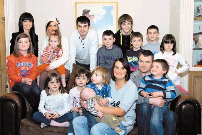 Noel in Sue Radford ter njunih (za zdaj) 16 otrok so največja britanska družina – in ena najbolj priljubljenih.  