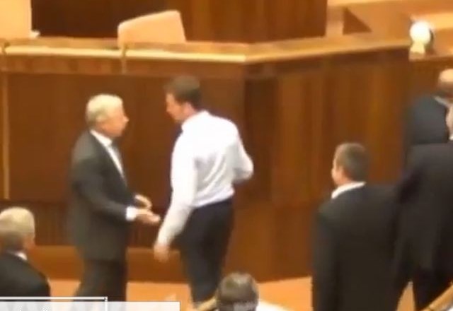 V slovaškem parlamentu so zaradi iz kartona izrezane podobe premierja zapele pesti (video)