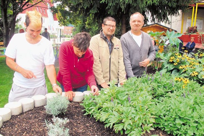 Takole so (z leve) Martin, Maja, Bojan in Andrej spoznavali svoj vrt. 