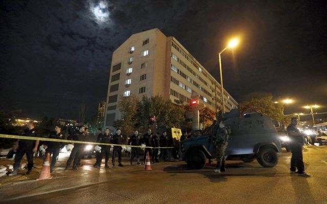 Glavno stavbo turške policije v Ankari sta v petek zvečer zadeli dve raketi. 
