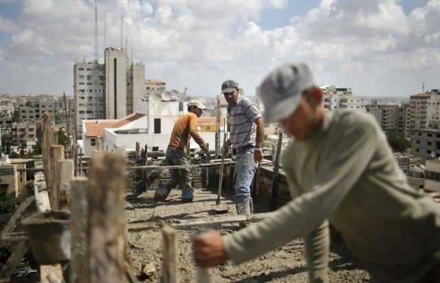 Izrael je danes prvič po šestih letih dovolil vnos gradbenega materiala za gradnjo zasebnih objektov v Gazi. 