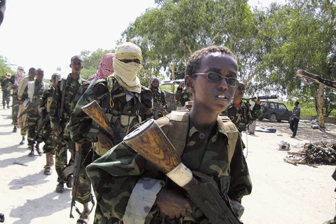 Somalijska islamska  skupina Al Šabab ima v svojih vrstah moške vseh starosti in tudi  neporočena dekleta. 