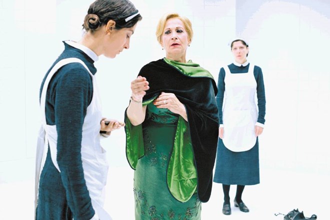 Genetovi Služkinji sta v režiji Vinka Möderndorferja postavljeni v klinično bel prostor, kjer se lahko poudarek prenese tudi...