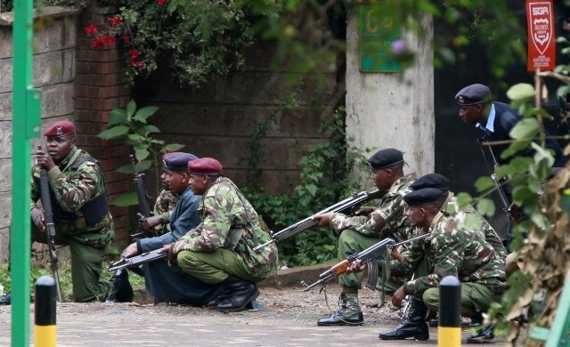 Priče v Keniji: Slišimo strele in eksplozije, iz stavbe se vije črn dim; dva “terorista” že ubili (video)