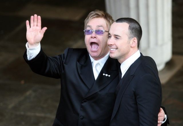 Elton John ob poroki z dolgoletnim partnerjem Davidom Furnishem. (foto: Reuters) 