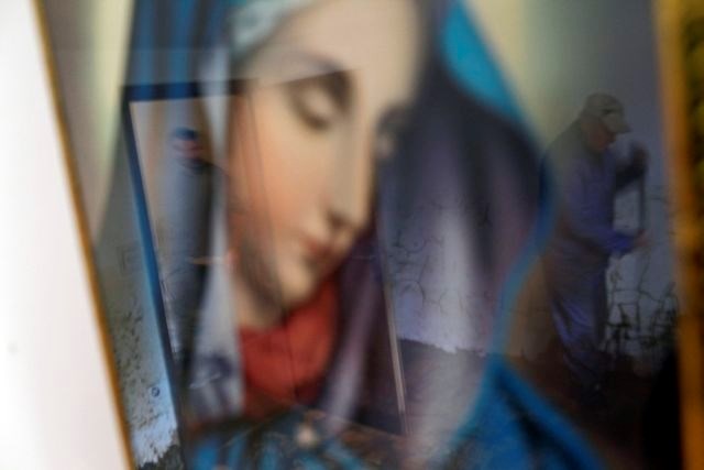 Svetleč kip Marije v Međugorju privabil že na tisoče romarjev (video)