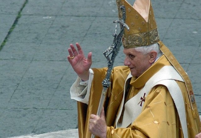 Benedikt na začetku svoje papeške poti, ki jo je zaključil 28. februarja. (foto: Tomaž Skale) 