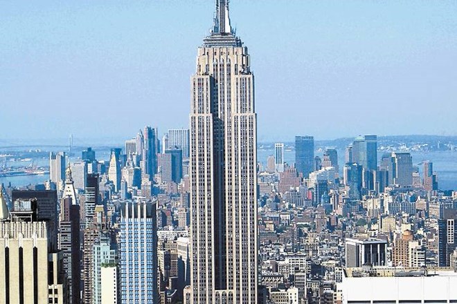 Empire State Building ima 102 nadstropji in meri z anteno vred približno 450 metrov v višino. 