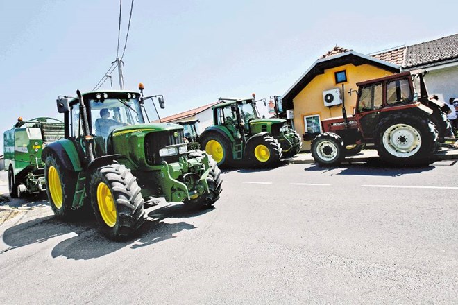Kmetje so poleti z opozorilnim protestom v Šikolah napovedali traktorsko zaporo cest. Priprav na protest še niso ustavili. 