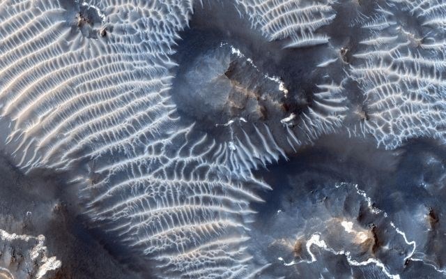 Na Marsu z analizo prsti našli “znatne” količine vode