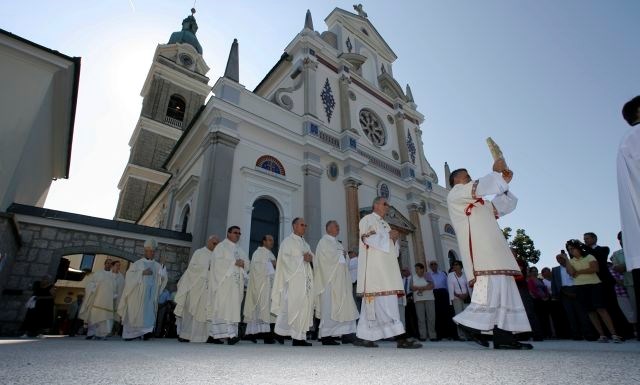 Če bodo sakralni objekti obdavčeni, v Katoliški cerkvi napovedujejo ustavno presojo novele