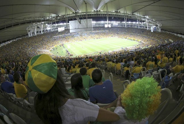 Približno 77 odstotkov vseh do zdaj rezerviranih vstopnic naj bi želeli domačini iz Brazilije. (Foto: Reuters) 