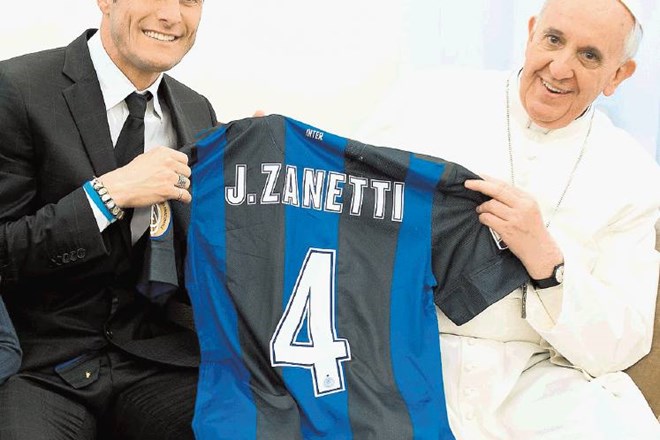 Trije papeži so se zamenjali, odkar Javier Zanetti (levo) igra za Inter. Argentinski nogometaš je naposled dočakal celo to,...