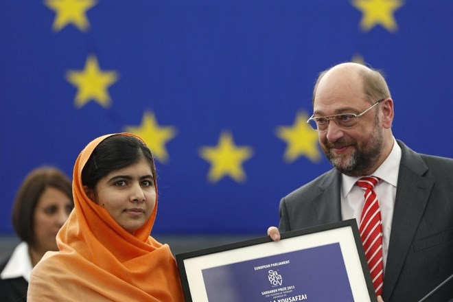 Pakistanska aktivistka Malala Jusafza (levo) in predsednik evropskega parlamenta Martin Schulz (desno).    