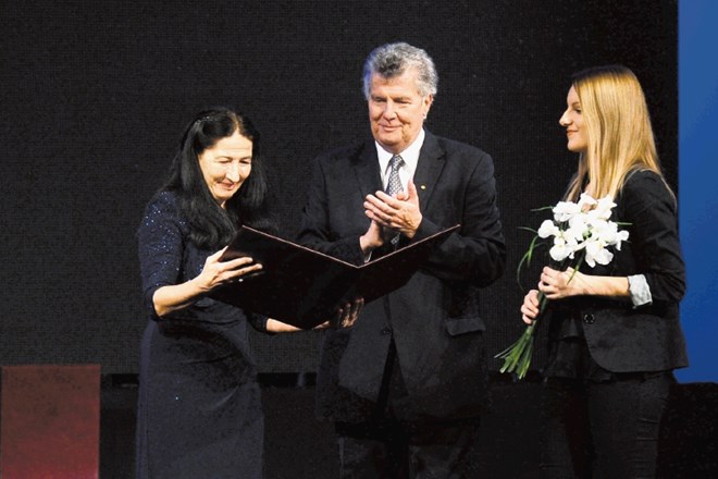 Prof. dr. Dušanka Janežič (levo) ob podelitvi letošnjih Zoisovih nagrad 