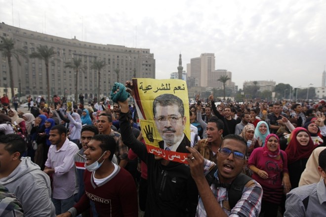 Okoli dva tisoč študentov na Tharirju protestiralo v podporo Mohamedu Mursiju.    