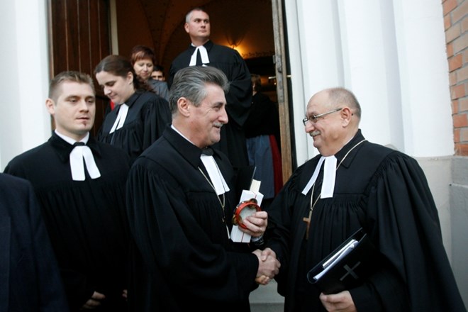 Dosedanji škof Evangeličanske cerkve Geza Erniša (levo) in novi škof Evangeličanske cerkve mag. Geza Fila (desno).    