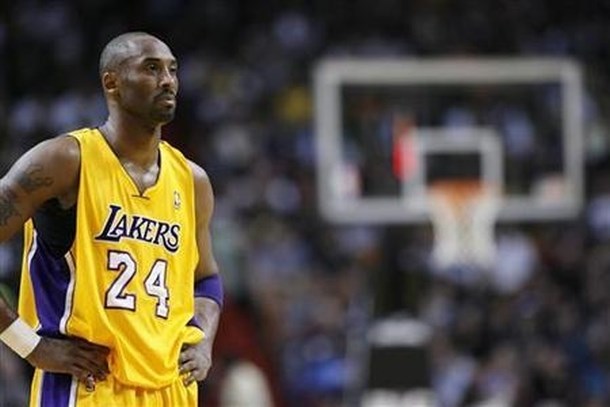 Kobe Bryant naj bi se po aprilski poškodbi Ahilove tetive na parket vrnil v petek. (Foto: Reuters) 