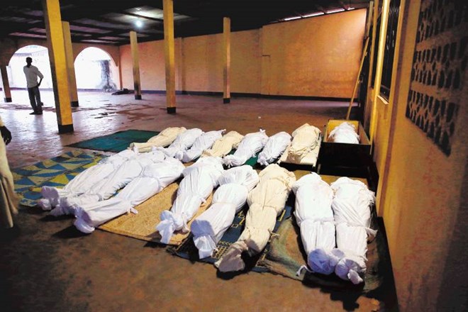 Žrtve spopadov med kristjani in muslimani ležijo v mošeji v prestolnici Srednjeafriške republike. 