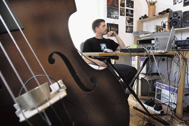 Tomaž Grom se glasbeni improvizaciji posveča že dlje časa, v zadnjih dveh letih tudi kot organizator festivala Neposlušno. 