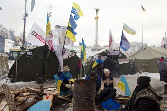 Na osrednjem trgu v Kijevu še vztraja kakšnih 2000 protestnikov. Foto: Reuters 