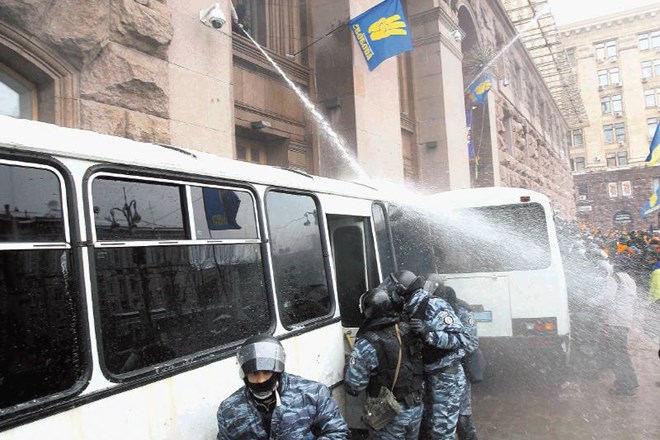»Osvobajanje« kijevske mestne hiše ni šlo po načrtih, saj so specialce pričakali curki mrzle vode iz gasilskih cevi. 