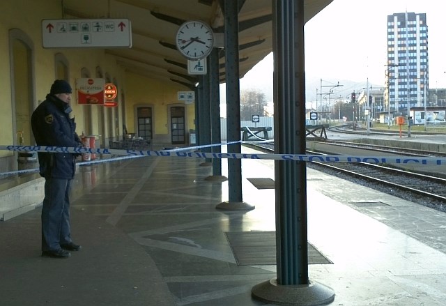 Na glavni železniški postaji v Ljubljani je v mlaki krvi obležal 18-letnik. 