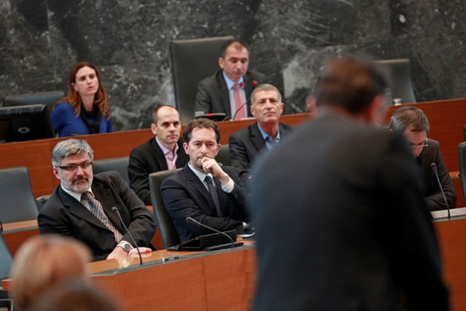 Notranji minister Gregor Virant in minister za obrambo Roman Jakič med današnjo izredno sejo v parlamentu. 