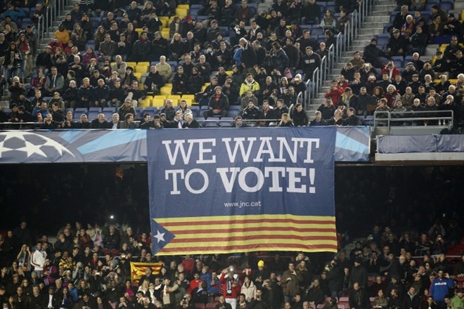 Podporniki katalonskega nogometnega kluba Barcelona s transparentom izražajo podporo referendumu o neodvisnosti.    