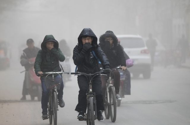 Smog v Pekingu povzroča številne preglavice v prometu. 