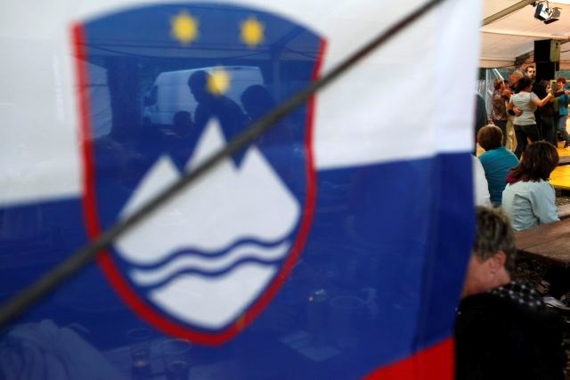 Padanje obresti na slovenske obveznice se nadaljuje