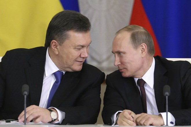 Ruski predsednik  Vladimir Putin (desno) in ukrajinski kolega Viktor Januković po sprejetem sporazumu med Rusijo in Ukrajino....