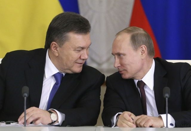 Ukrajinski predsednik Viktor Janukovič in ruski predsednik Vladimir Putin. Foto: Reuters 