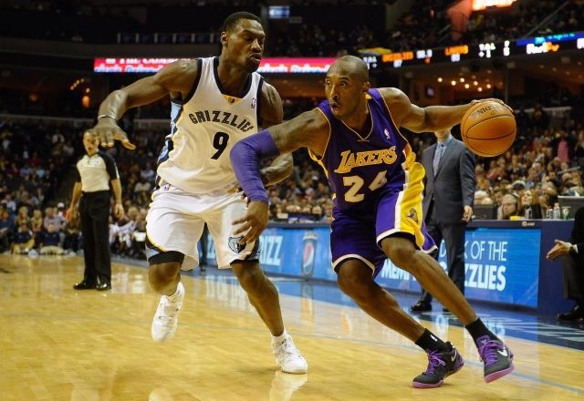 Kobe Bryant bo moral po poškodbi kolena počivati vsaj šest tednov. 