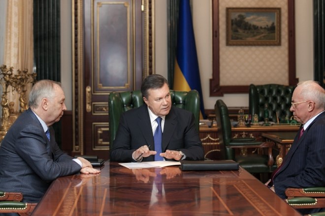 Ukrajinski predsednik Viktor Janukovič (na sredini) v pogovorih s premierom Mikolo Azarovom (desno) in predsednikom...